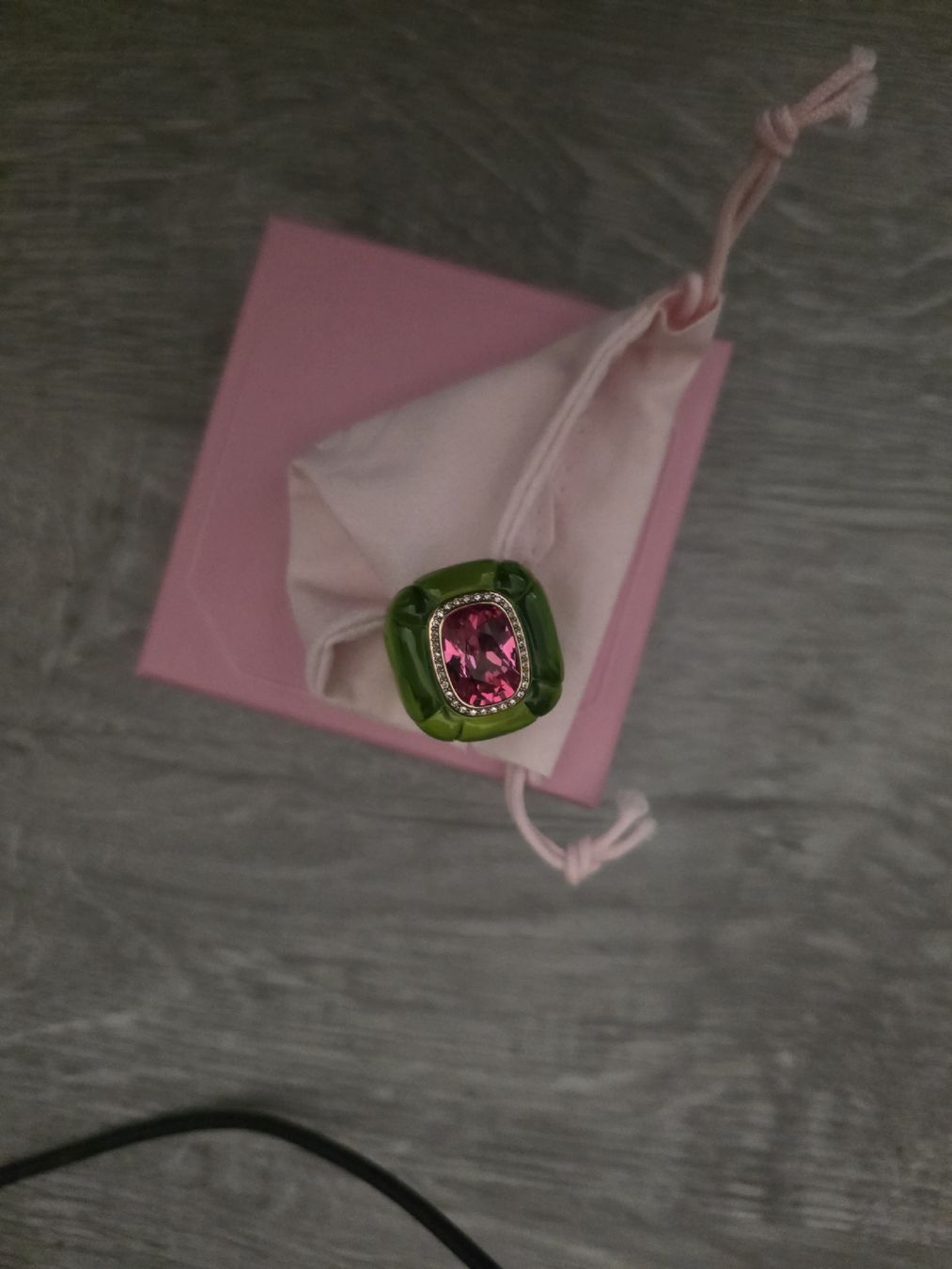 Swarovski Anelli: Bague Swarovski verte avec pierre rose  – Nuovo e nell'imballaggio originale da Genève venduto da mei_d6lr