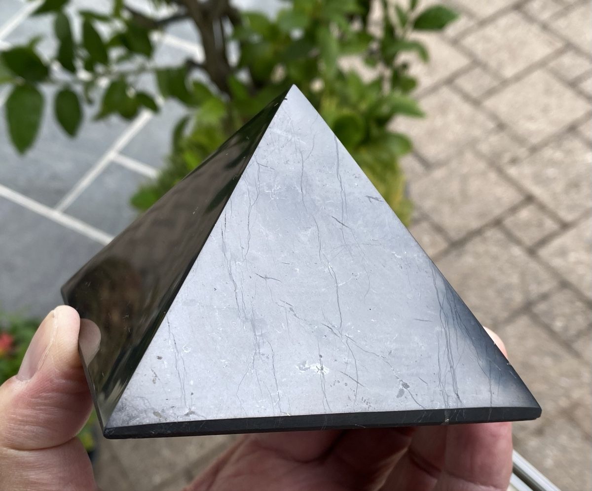Minerali & Pietre curative: Top grosse Schungit Pyramide 100mm – Usato da Selzach venduto da 321compac