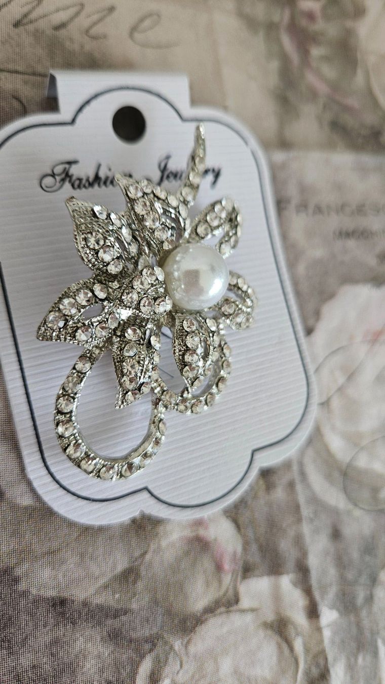 Spille & Fermagli: Elegante Brosche mit Perle & Strass Silberfarben – Nuovo e nell'imballaggio originale da Gossau ZH venduto da fashiontwo 1