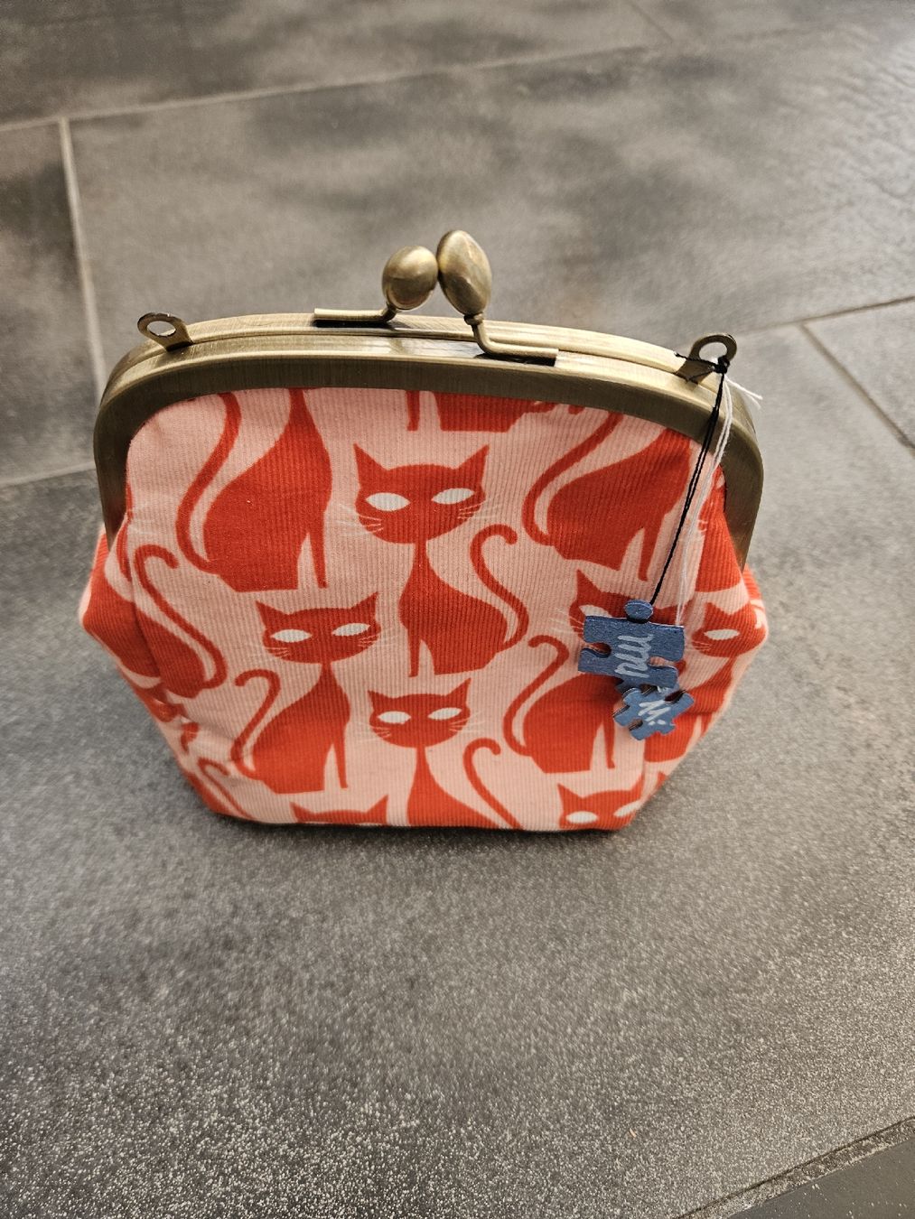 Borse da donna: Nimeko Tasche mit Katzenmuster (rot/rosa) – Nuovo (secondo la descrizione) da Ormalingen venduto da nomolnoi