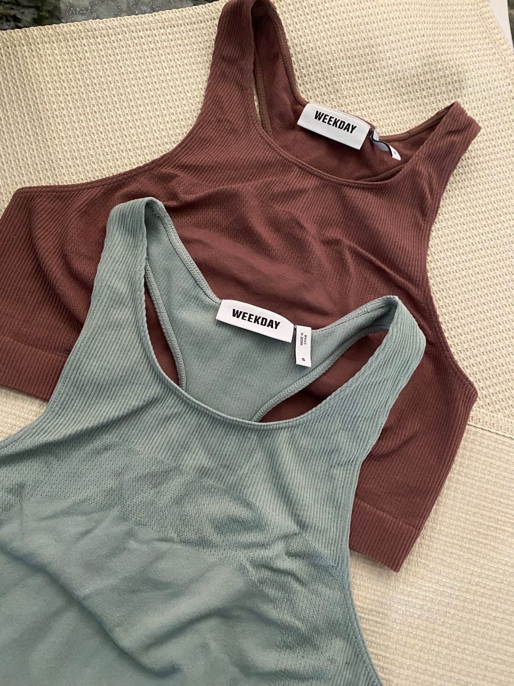 Weekday Tops: 2x Weekday Top Grösse S – D'occasion à Allenwinden par Obalu 2