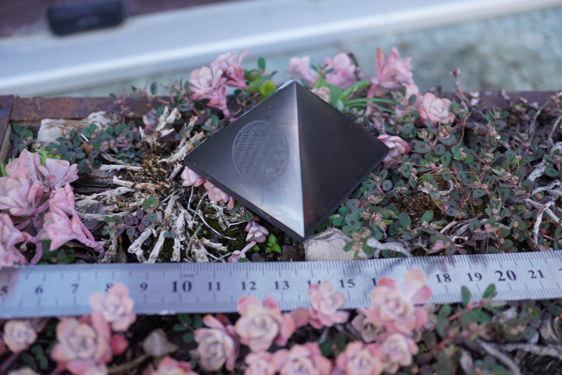 Minerali & Pietre curative: Schungit / Shungit  Pyramide    5cm Blume Dese Lebens Emblem – Nuovo e nell'imballaggio originale da Eschenbach SG venduto da topstone 1