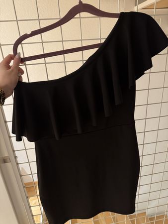 Schwarzes One-Shoulder Kleid mit Volant