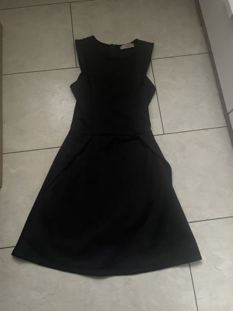 schwarzes Kleid
