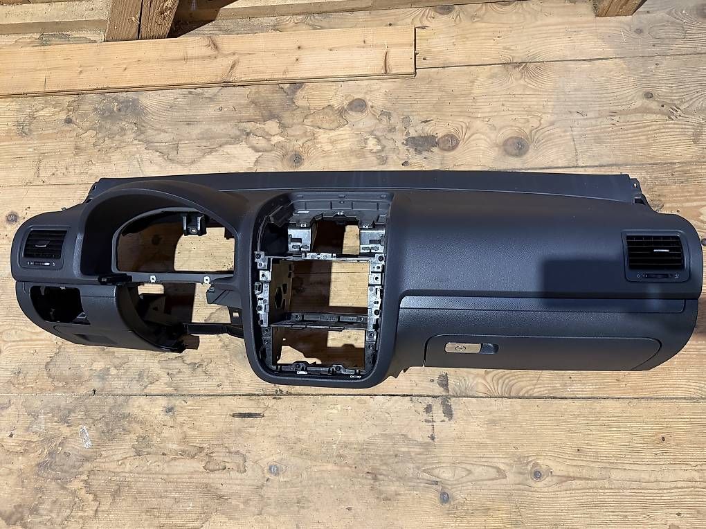 Tutti pezzi di ricambio auto: VW Golf 5 V Armaturenbrett  – Usato da Amriswil venduto da mak_v9kw