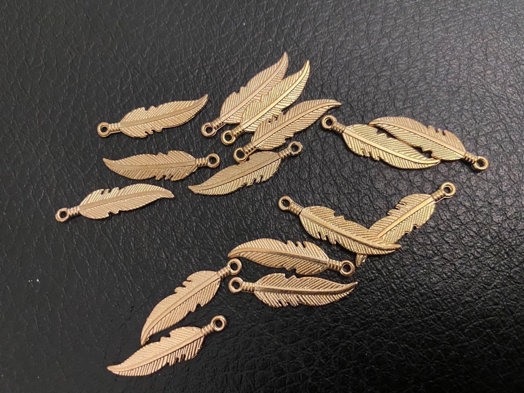 Ciondoli: Federn Charms Goldfarbig – Nuovo e nell'imballaggio originale da Buchrain venduto da Sisi83