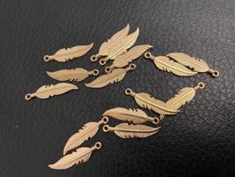 Federn Charms Goldfarbig