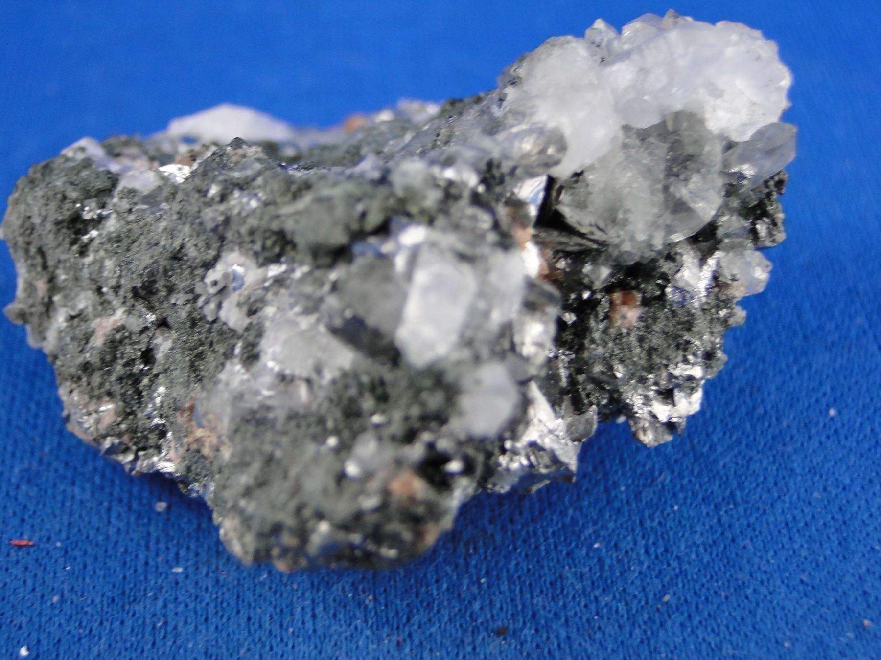 Minerali & Pietre curative: Genhelvite mit Quarz und Lollingit – Usato da Schinznach Bad venduto da Demerald 7