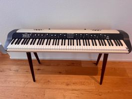 Korg SV-2 Piano – Weiss, inkl. Lautsprecher und Holzstand