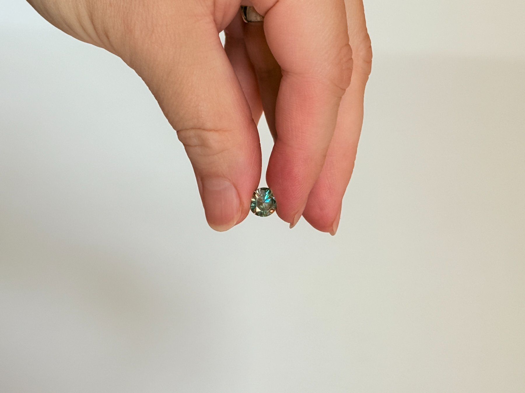 Minerali & Pietre curative: 8mm 2 carats 1 pc Moissanite green – Nuovo e nell'imballaggio originale da Genève venduto da AWWA 3