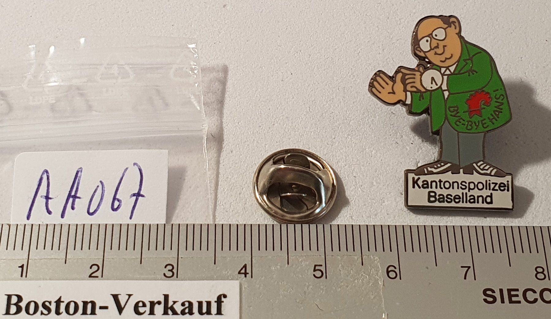 Placchette & Badge: AA067 - Pin Kantonspolizei Baselland Bye Bye Hansi Aufl. 500 – Usato da Reinach BL venduto da Boston-Verkauf 2