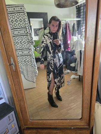 Damen Kleid schwarz weiss gemustert Langarm Midi Zustand gut