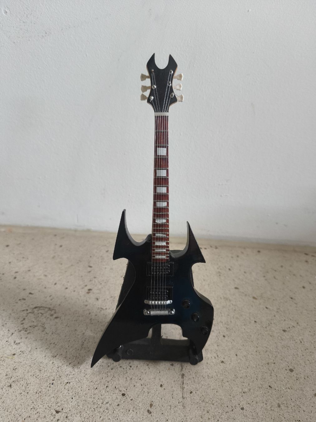 Musikinstrumente: B.C. Rich Beast Miniatur Gitarren Modell – Gebraucht aus Zürich von Mai_zt9c