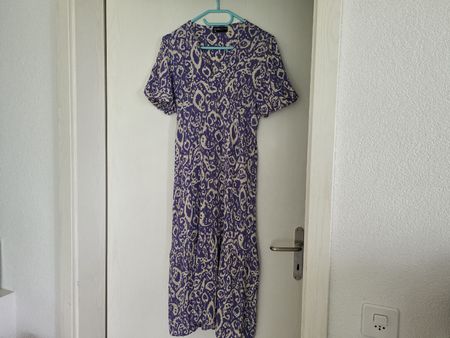 Sommerliches Kleid marwa, Gr M, lila-crème, V-Ausschnitt 
