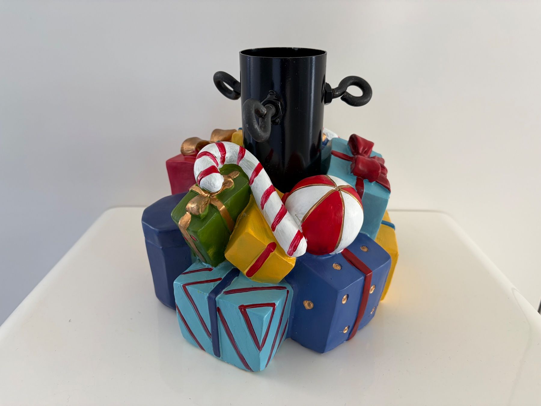 Christbaumständer: Weihnachtsbaumständer, mit Geschenkspäckli Design, festlich – Gebraucht aus Balzers von Kubus