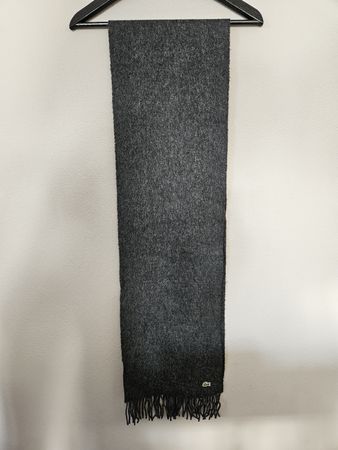 Warmer Lacoste Schal für den Winter, Grau
