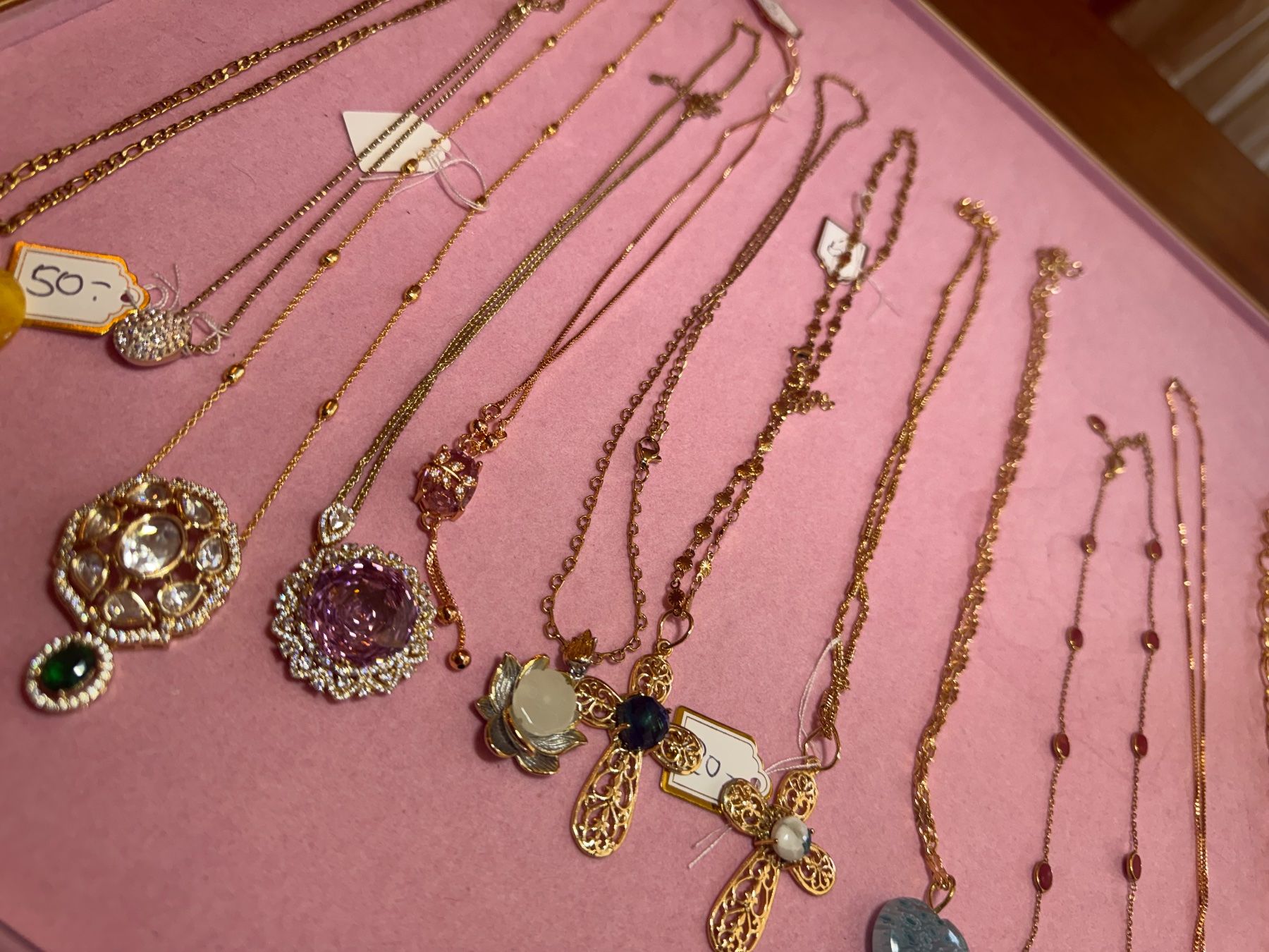 Altri gioielli: Superbe collection de colliers dorés - lot de 12 – Nuovo e nell'imballaggio originale da St-Maurice venduto da Sandrinette123 7