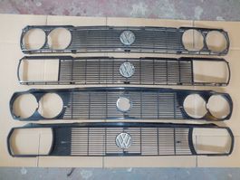 UNE DES  4 DIFF. CALANDRES VW PASSAT A         EIN VON 4