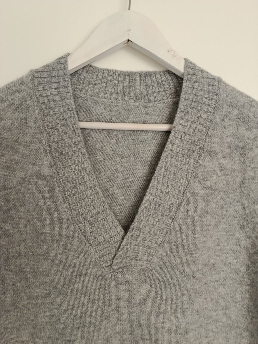 Pullover & Sweatshirts: Kaschmir Pullunder mit V-Neck – Neu (gemäss Beschreibung) aus Weiach von sim_8s27 1