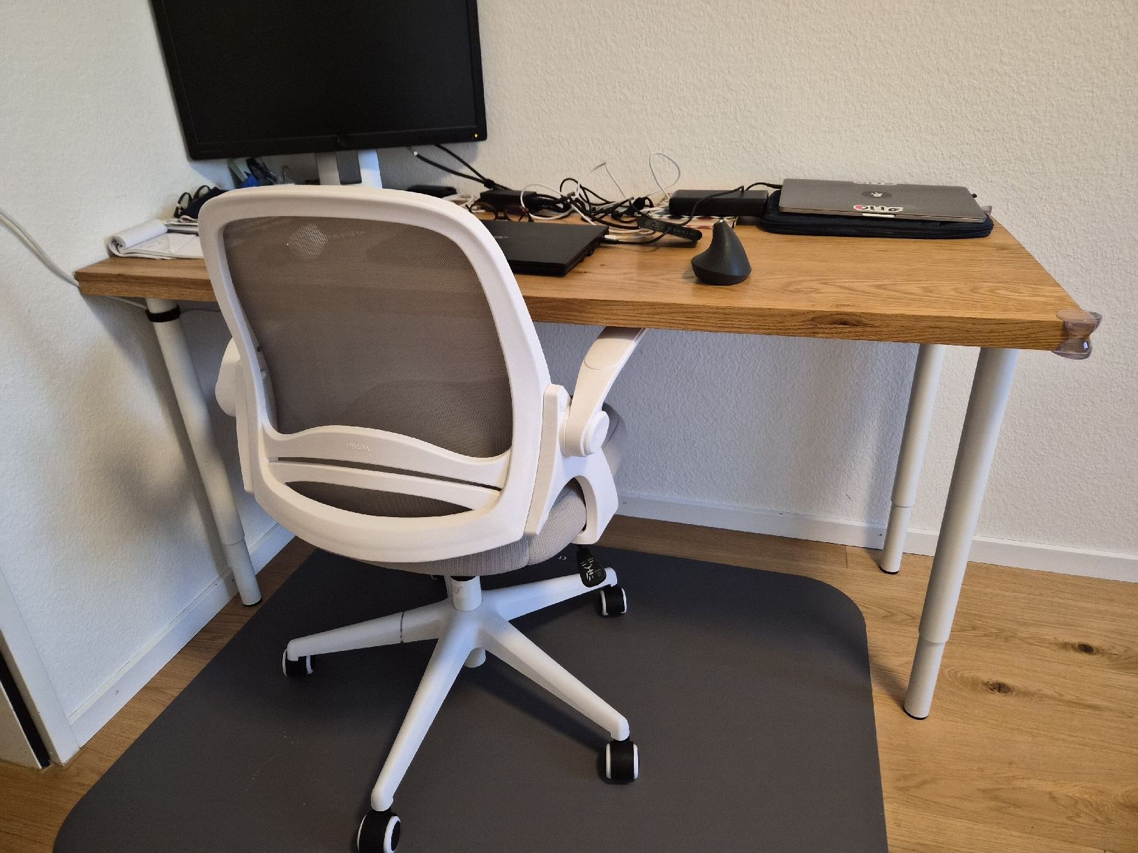 Scrivanie: Modern Desk - Stylish Workspace for Home Office Setup – Usato da Maur venduto da Sofi___ 1