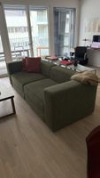 Canapé vert côtelé, avance compartiments de rangement
