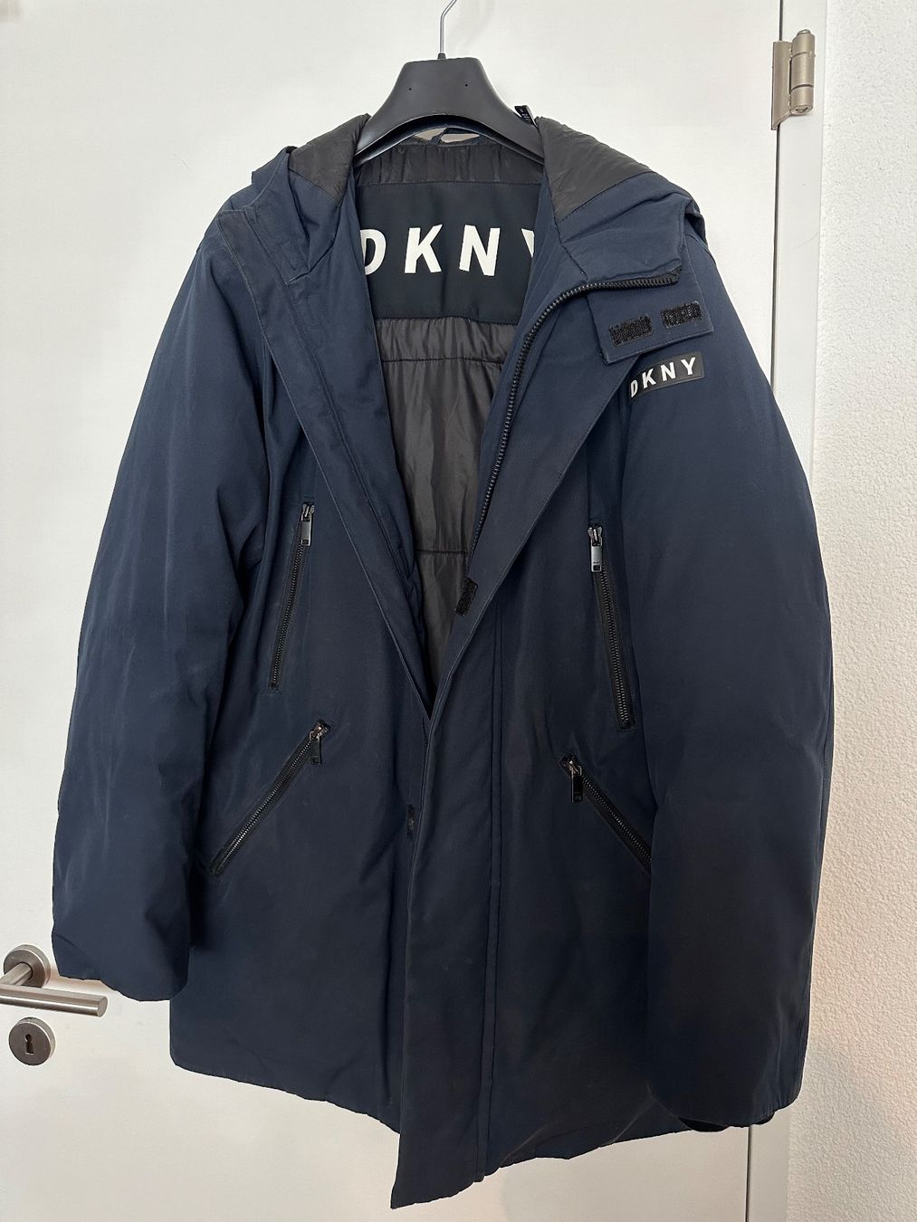 DKNY Giacche: DKNY Herren Winterjacke dunkelblau - L – Usato da Pfäffikon SZ venduto da ansyyy 3