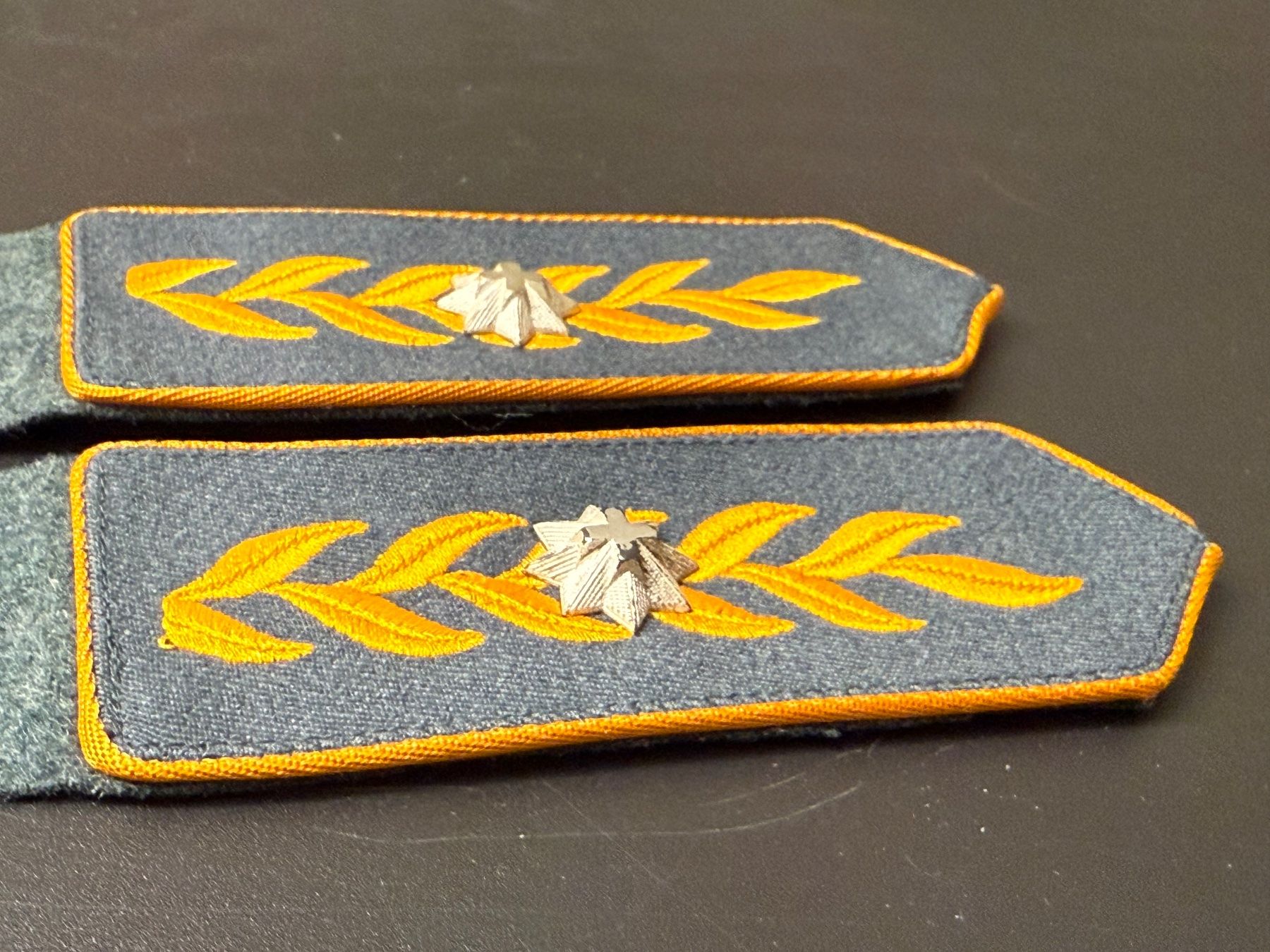 Schweizer Armee Placchette & Badge: 1 Paar Achselpatten: Brigadier ohne Kdo - CH Armee – Usato da Brütten venduto da Hst1 1