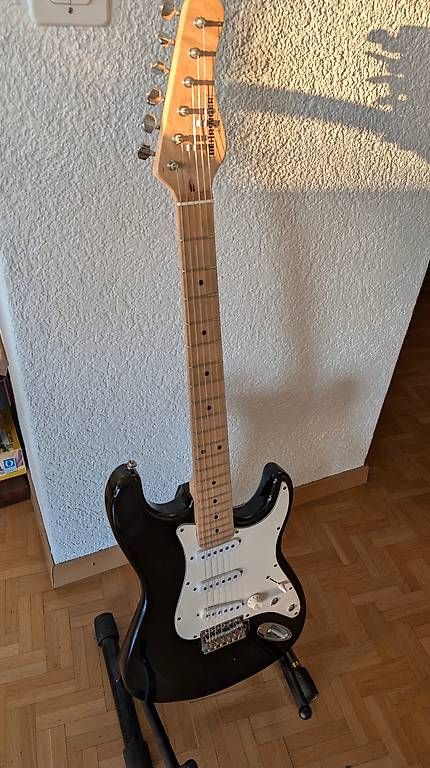 Strumenti musicali: Behringer Stratocaster E-Gitarre  frisch revidiert – Usato da Ittigen venduto da imp_t8mz