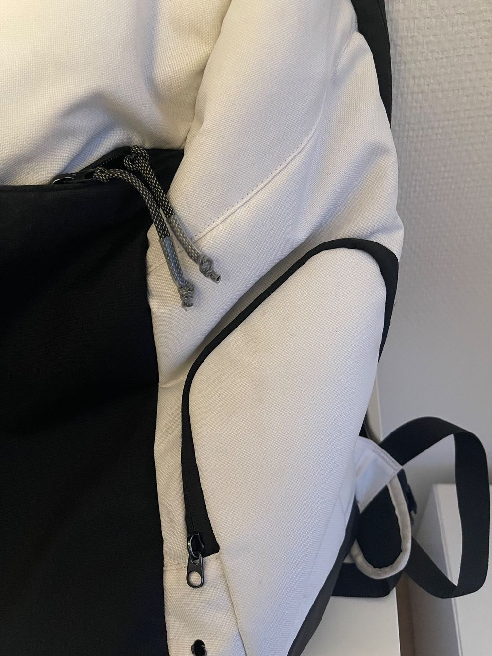 Nike Zaini: Original Nike Performance Rucksack, weiss, gold, schwarz – Usato da Rüti ZH venduto da MAMILU 7