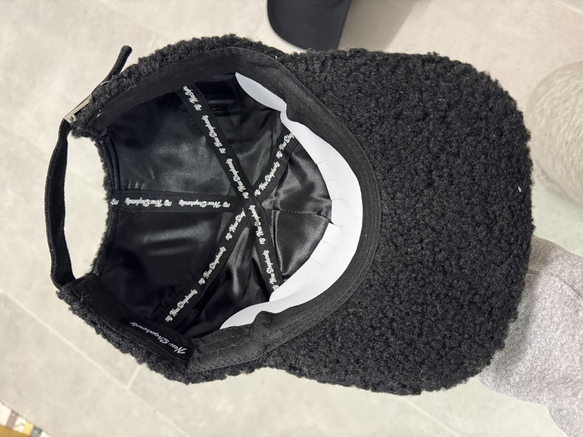 Copricapi, berretti & cappellini: 4 Snapback Caps - Winter & Stoff Caps – Nuovo (secondo la descrizione) da Fislisbach venduto da an2an 8