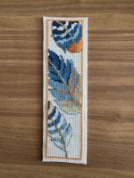 Lesezeichen gestickt, drei Federn