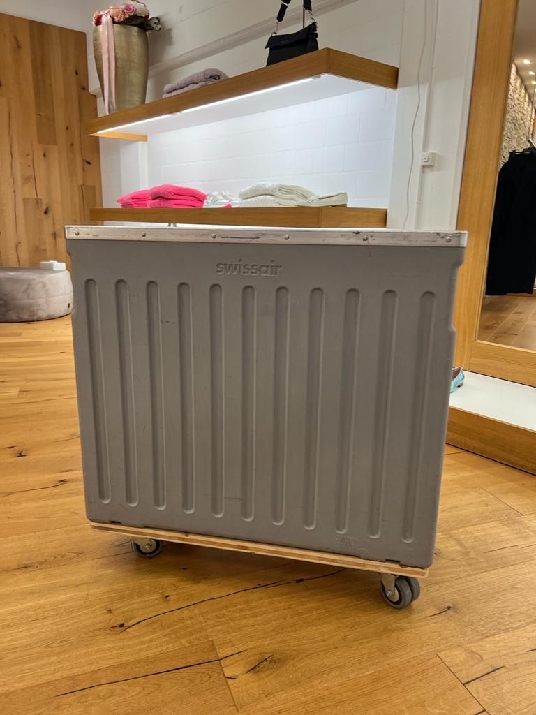Swissair Sonstiges zu Aviatik: Swissair Trolley – Gebraucht aus St. Gallen von Bt5 3