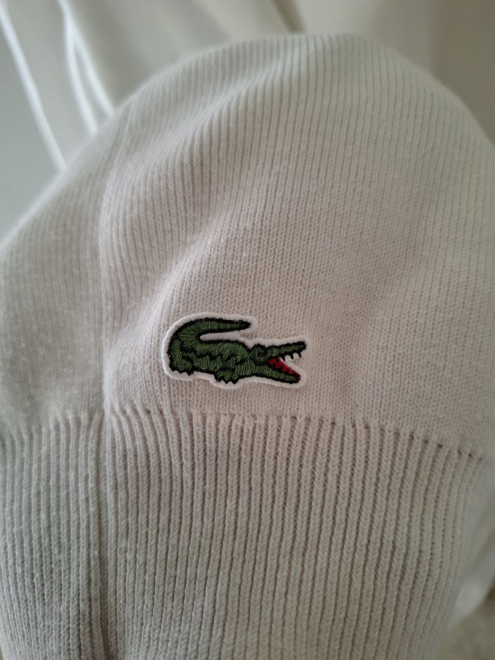 Lacoste Pulls & Sweat-shirts: Lacoste pull blanc à logo multicolore, taille L (FR 5) – D'occasion à Le Locle par sAm_2112 5