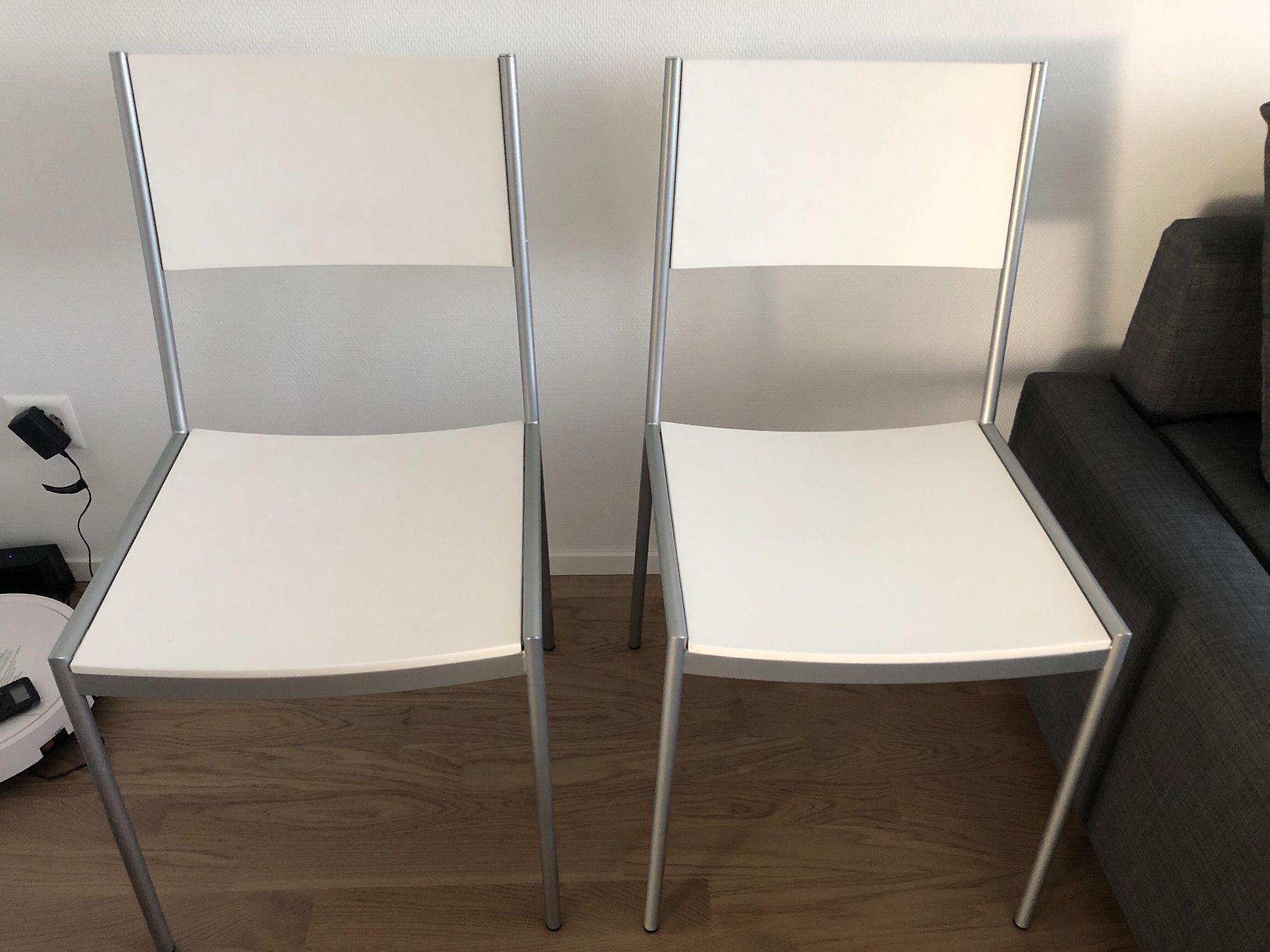 Stühle: 2 x Stuhl weiss Metall, Holz – Gebraucht aus Winterthur von Alp9 1