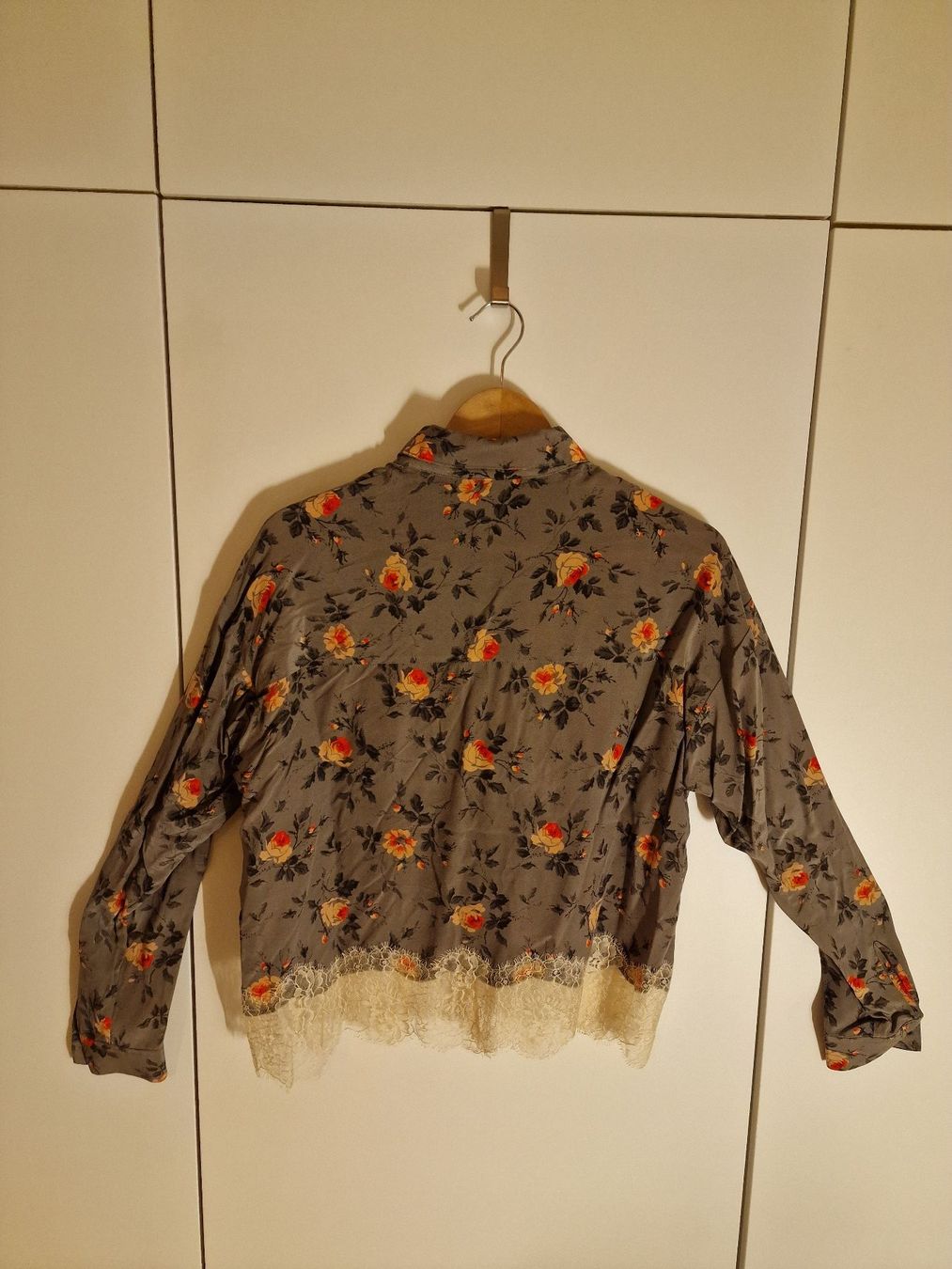 Blusen: The Kooples Bluse mit Blumenmuster & Spitze – Grau – Gebraucht aus Zollikerberg von Josan 1