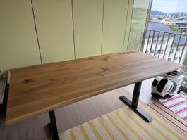 Höhenverstellbarer Stehtisch aus Massivholz