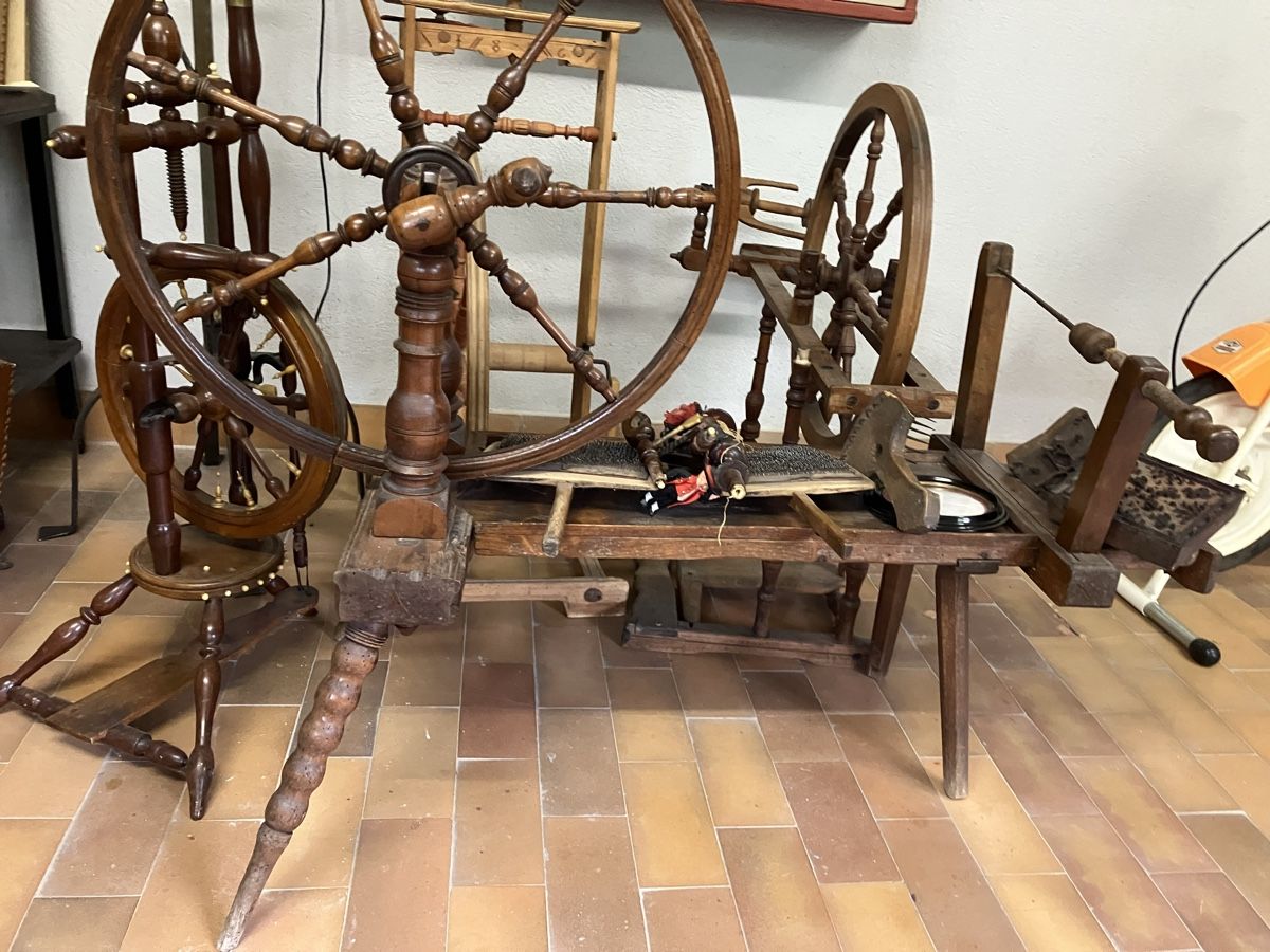 Rouets anciens: Antike Spinnräder – D'occasion à dietikon par Fisdirektor