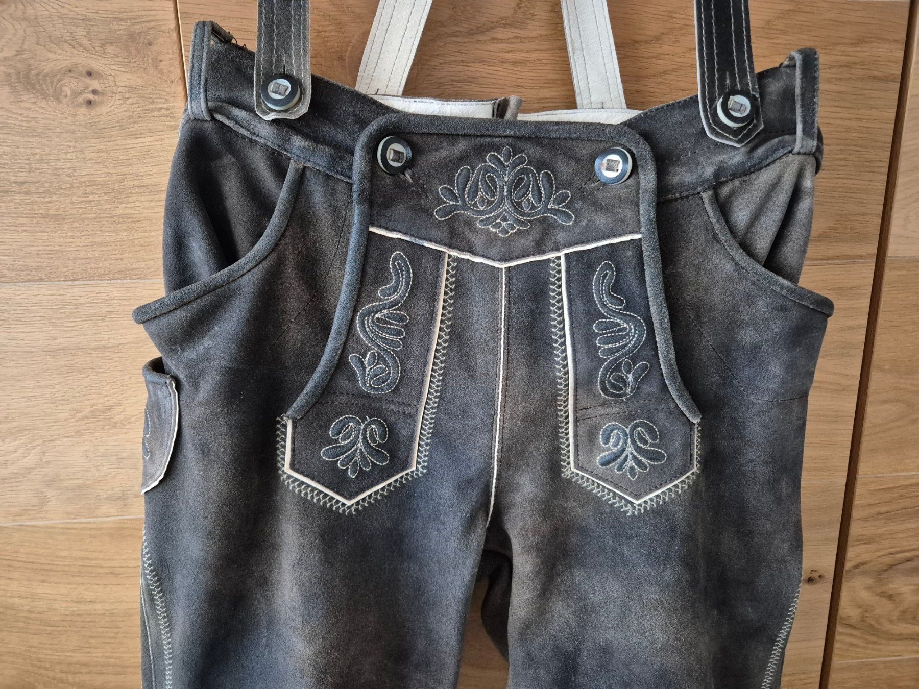 Pantalons: Lederhose mit Hosenträger – D'occasion à Spiez par geminus 1