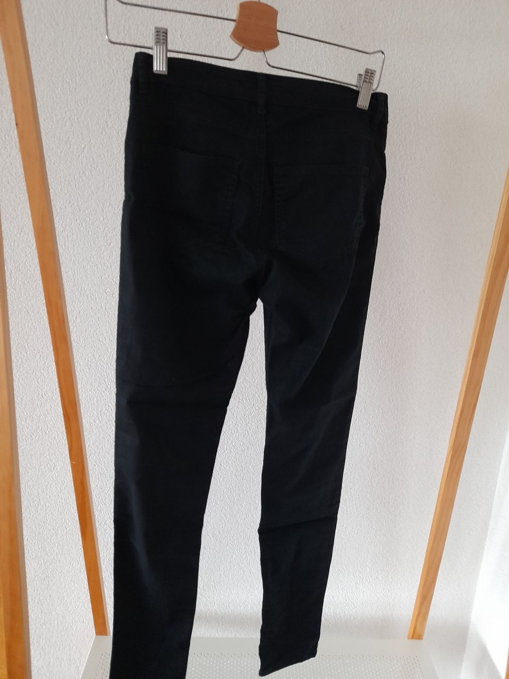 Pantaloni: Pantalon noir H&M – Usato da Mont-sur-Lausanne venduto da Pioutch 1