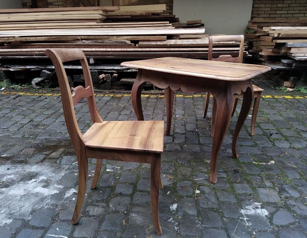 Set di tavolo e panche: Antiker Tisch Nussbaum – Usato da Bertschikon Gossau venduto da BAUSTOFFHANDELbucher 2