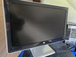 2 PC Monitore gebraucht. Einer mit Kratzern