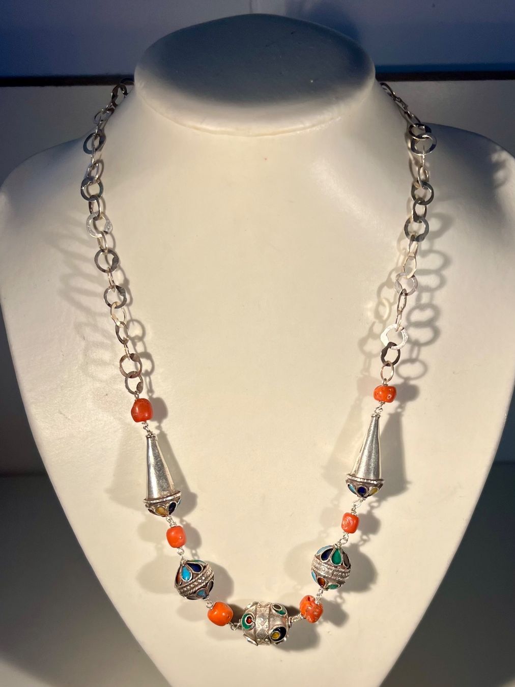 Catenine: Collier argent 925 corail véritable, émail cloisonné, Maroc – Usato da Genève venduto da DELIRBEADS 1