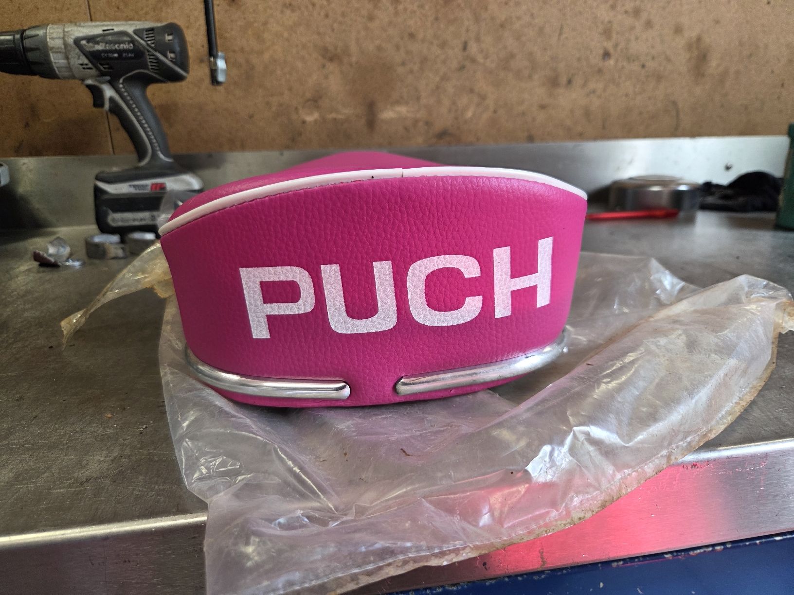 Puch Parti ricambio per ciclomotori: Puch Sachs Sitzbänkli Pink – Nuovo e nell'imballaggio originale da Eichberg venduto da Schmid-Motos 1