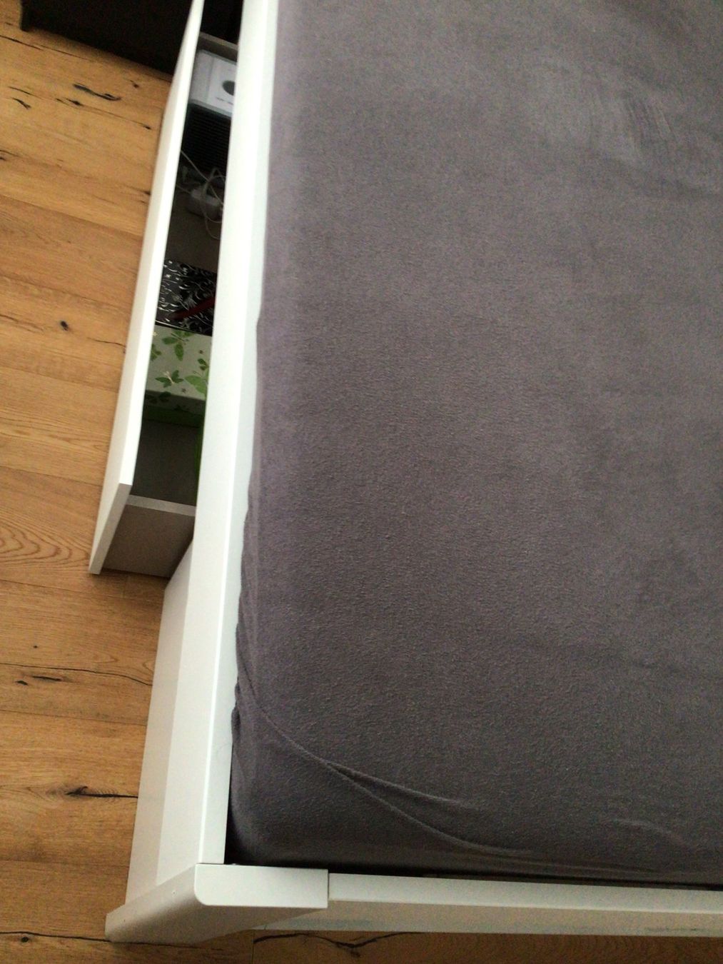 Ikea Letti: Bett mit Schubladen und Kopfteil grau 140x200cm – Usato da Einsiedeln venduto da Tru7 4