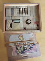 Historischer Holzbaukasten mit Holzkiste 