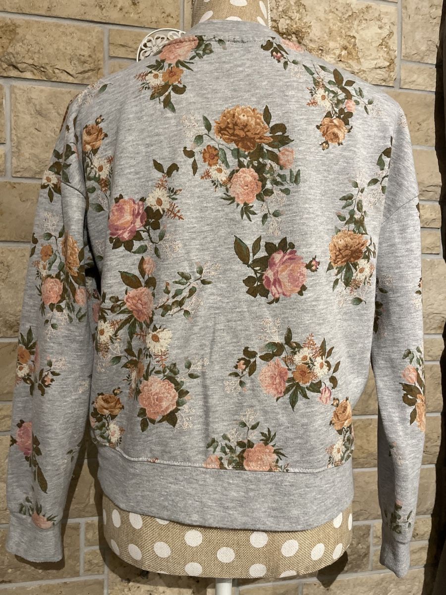 Pullover & Sweatshirts: Clockhouse Sweatshirt Gr.M, Grau, Blumenmuster, Herbstfarben – Gebraucht aus Henggart von Engelsi 1