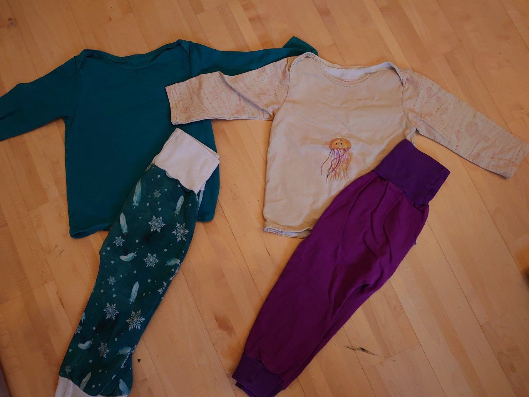 Lotti & Set di vestiti: 2x Pumphose mit Langarmshirt Gr. 92 – Usato da Bern venduto da macsandra