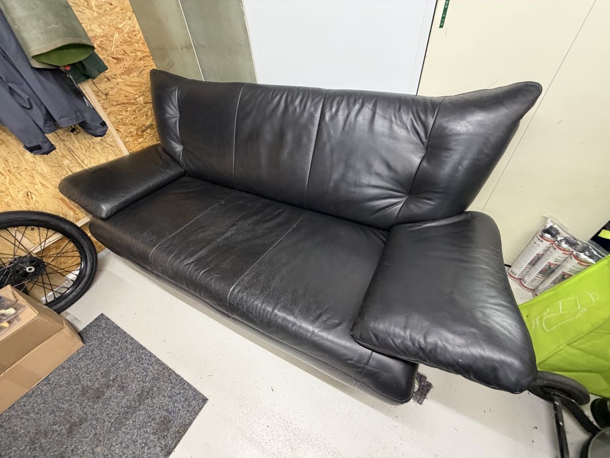 Sofas: Schwarzes Kunstledersofa  – Gebraucht aus Plasselb von MatthD 1
