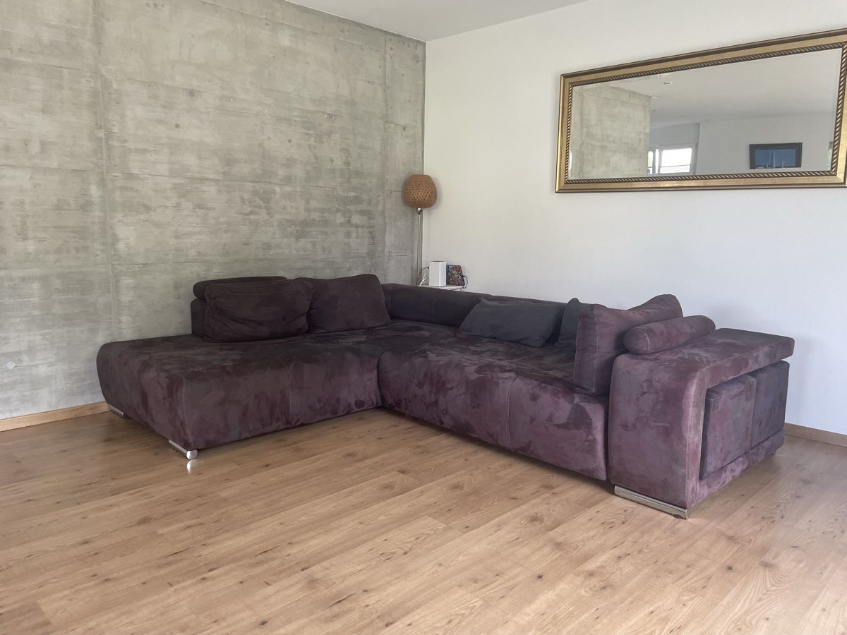 Sofas: Modernes Ecksofa in edlem Dunkelbraun/Aubergine – Gebraucht aus Hofstetten ZH von Pinopistola