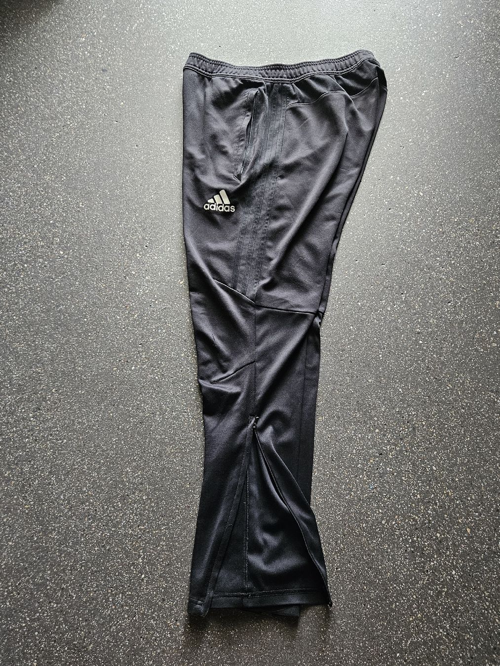 Adidas Pantaloni: Adidas Trainingshose Polyester schwarz Grösse M climacool – Usato da Anwil venduto da tamoos 6